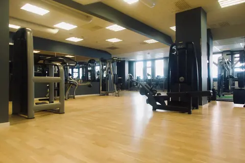 JUSTGYM Sölvesborg håller Öppet varje dag Året runt(inklusive helgdagar)Från kl 05.00 till 24.00Hur blir man medlem?KURS Styrketräning och konditionsträningÄr du helt ny för styrketräning? Få med dig denna kursen som omfattar både grunderna för styrka och konditionsträning.Dag 1:​Styrketräning och konditionsträning:​Är du nyfiken på träning? Vill du förstå i teorin varför du ska träna som du gör? Hur du ska nå dina träningsmål? Vad du i praktiken ska träna och äta? - Då är detta kursen för digHur fungerar kroppen?Hur tränar jag muskelgrupperna?&nbsp;Hur bränner jag fett?Hur bygger jag muskler?Hur blir jag starkare?Hur fungerar maskinerna?Hur fungerar fria vikter?Hur fungerar konditionsmaskinerna?Vad ska jag äta?Vad ska jag träna?Vad ska jag tänka?Vad ska jag göra för att återhämta mig?​JUSTGYM SölvesborgLördagSöndag790 kr pr platsDag 2 &nbsp;Bemästra baslyften:​Vill du lära dig mer om Knäböj, marklyft och bänkpress? Hur du ska bli bättre på dem? Vad du konkret ska göra föra att träna på dem ut efter din förutsättningar? Då är detta kursen för dig .​KnäböjRörlighet till knäböjProgressionsstege Splittknäböj med hantlar - Splittknäböj med stång - Goblett Knäböj - Knäböj Fram - Knäböj BakSpecifik Uppvärmning&nbsp;Hur blir jag starkare i knäböj? &nbsp;MarklyftTeknik till marklyft&nbsp;Progressionsstege RDL Rak - RDL Böj - Upphöjda Marklyft -&nbsp;Specifik Uppvärmning&nbsp;Hur blir jag starkare i marklyft?&nbsp;BänkpressTeknik till BänkpressProgressionsstege Pushup - Kabelpress - Hantelpress - Bänkpress&nbsp;Specifik Uppvärmning&nbsp;Hur blir jag starkare i bänkpress?Träffa din lärareSebastian HedmanMitt namn är Sebastian Hedman och jag har jobbat med träning på heltid sedan 19års ålderTränarkarriären inleddes på en stor gymkedja i Norge.Där har jag utbildat tränare över hela landet med ansvar för den högsta licensiering i systemet, samt gjort över 10 000 PT-timmar.Mitt klientel igenom åren består av allt från glada motionerande amatörer till professionella idrottare och olympiska deltagare.&nbsp;Utöver att utbilda andra tränare så har jag även flera års erfarenhet som föreläsare på företag inom både fysisk och mental träning.&nbsp;Personlig träning online hemma, eller på gymmet!Vad är en personlig tränare?En personlig tränare (PT) kan ge dig känsla av att bemästra träning som är svår att uppnå på egen hand!Även om du har tränat i många år på egen hand, så kommer en PT kunna ge dig mer varierade och meningsfulla träningar.Bättre hälsaViktreduktion&nbsp;Att bli starkareBättre kondition&nbsp;Strama uppFörebygga skadorTräningsprogram&nbsp;Kontrollera din fysiska statusPris från&nbsp;kr 850X-FORCE – UNIK TRÄNINGSMETODDen nya världsunika och patenterade svenska uppfinningen X-Force är en träningsmaskin som ökar den negativa belastningen med 40 %.Detta gör att du som användare kan träna betydligt kortare tid och få större effekt med garanterat bättre resultat, endast 6 – 12 repetitioner per maskin var 7 – 14 dagar.Varför negativ träning?Negativ träning har många fördelar.Musklerna kan arbeta med betydligt högre belastning excentriskt än koncentrisk och en tyngre last innebär också effektivare träning med snabbare resultat.För att förbättra muskelstyrkan överbelastar du muskeln och om den excentriska lasten är större tröttar du ut muskeln snabbare.Excentrisk träning kräver mindre syre än koncentrisk vilket påfrestar hjärtat mindre men ökar blodtrycket.Här är de 15st mest sökta gymmen på GymKarta i Juli 2023Nordic Wellness Lindholmen på Lindholmsallén 20 i GöteborgSATS Gamlestaden på Gamlestadstorget 7 i GöteborgSTC Sävedalen - Göteborgsvägen 104 - GymKarta.seSTC munkebäck på Munkebäcks Allé 26 i GöteborgNordic Wellness Göteborg Kviberg Arena - GymKarta.seNordic Wellness Kungälv Kongahälla - GymKarta.seActic Lerum - Vattenpalatset på Häradsvägen 3 i Lerum&nbsp;Maximus Gym Brunnsbo på Folkvisegatan 15 i GöteborgSATS Hovås på Björklundabacken 2 i Hovås - GymKarta.seNordic Wellness Backaplan på Gustaf Dalénsgatan 13Fitness24Seven på Lergöksgatan 6 i Västra FrölundaSATS Askim (Sisjön stora) på Ekonomivägen 6 i AskimSTC på Ekenleden 10 i Kållered - GymKarta.seNordic Wellness Marklandsgatan - GymKarta.seNordic Wellness på Vasagatan 7 i Göteborg
